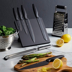 Master Class Agudo Five Piece Knife Set and Magnetic Block
